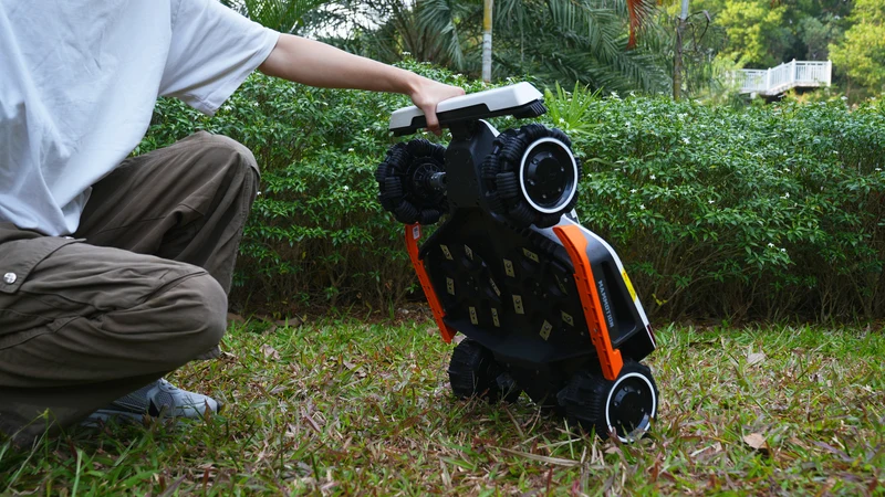 Mammotion LUBA 3 AWD 3000 inkl. gratis Reinigungsständer