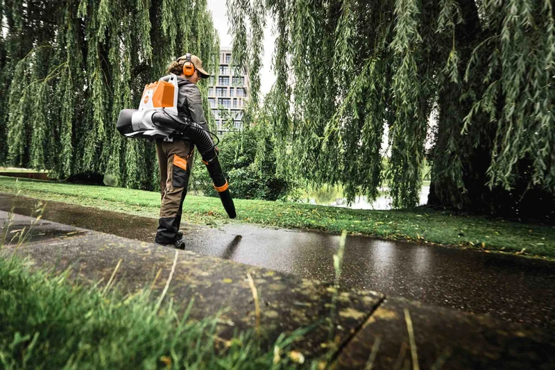 STIHL Rückentragbarer Akku-Laubbläser BRA 200 ohne Akku und Ladegerät