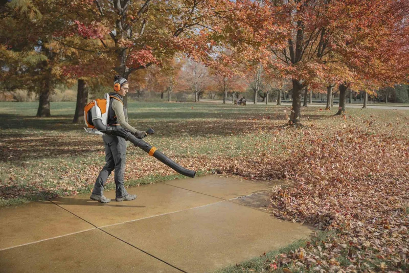 STIHL Rückentragbarer Akku-Laubbläser BRA 600, ohne Akku und Ladegerät