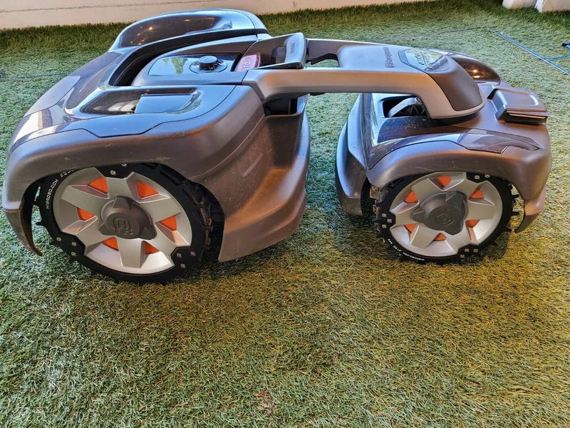 Husqvarna Allrad Automower 435 / 535 X AWD Modelle - MIBROBO Blackline Spikes
