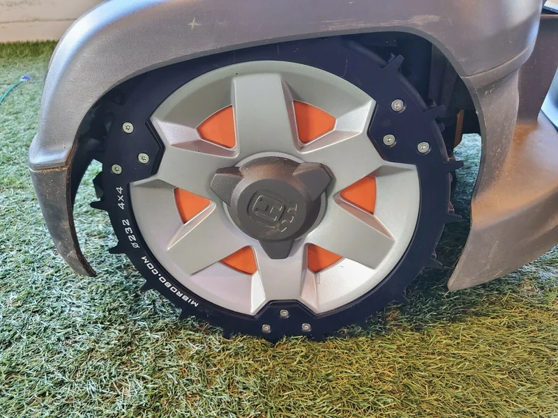 Husqvarna Allrad Automower 435 / 535 X AWD Modelle - MIBROBO Blackline Spikes