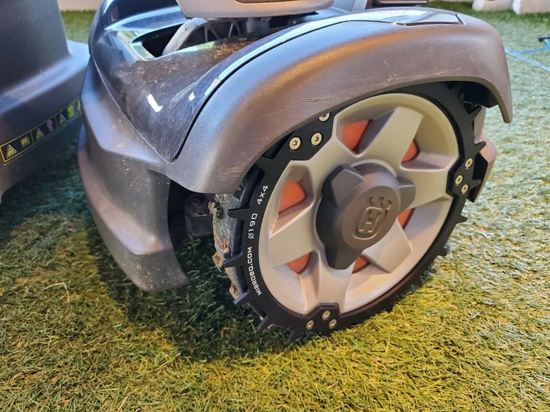 Husqvarna Allrad Automower 435 / 535 X AWD Modelle - MIBROBO Blackline Spikes