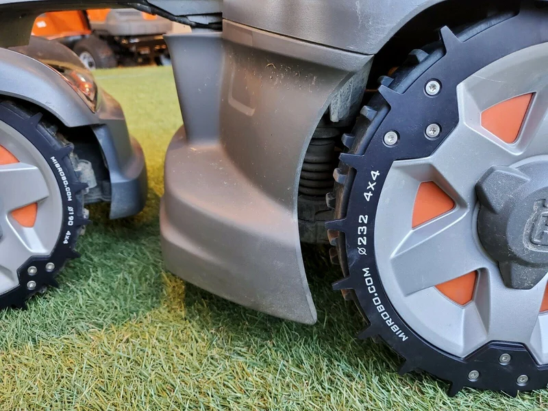 Husqvarna Allrad Automower 435 / 535 X AWD Modelle - MIBROBO Blackline Spikes