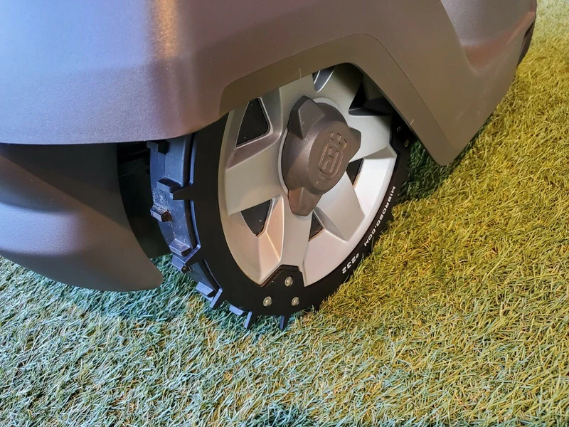 Husqvarna Automower 320 / 415 / 420 / 430X / 440 Modelle - 232 MIBROBO Blackline Spikes