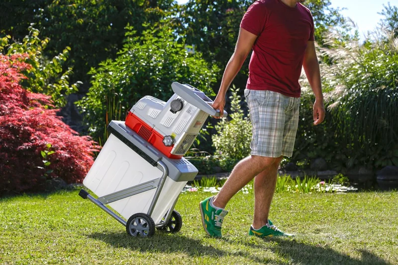 IKRA 81002880 Elektro Gartenhäcksler Walzenhäcksler ILH 3000 A, leise robust wartungsarm, Starke 3.000 Watt, Aststärke bis 44mm, 230 V