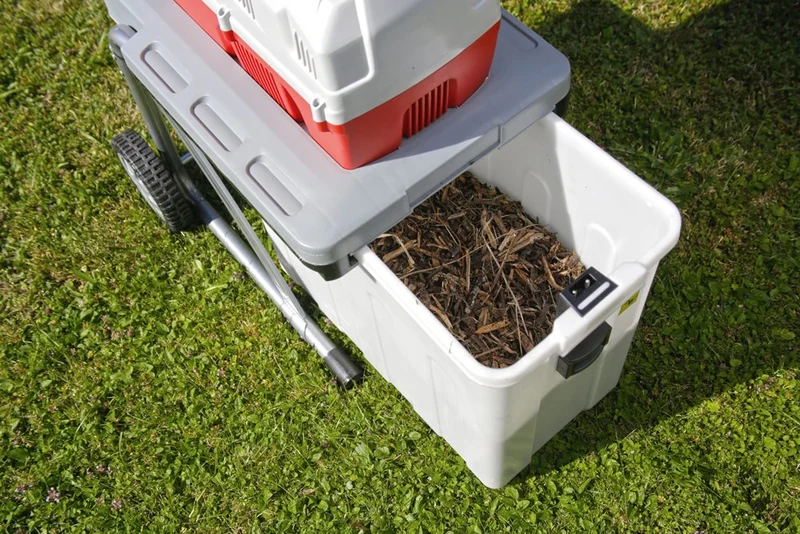 IKRA 81002880 Elektro Gartenhäcksler Walzenhäcksler ILH 3000 A, leise robust wartungsarm, Starke 3.000 Watt, Aststärke bis 44mm, 230 V