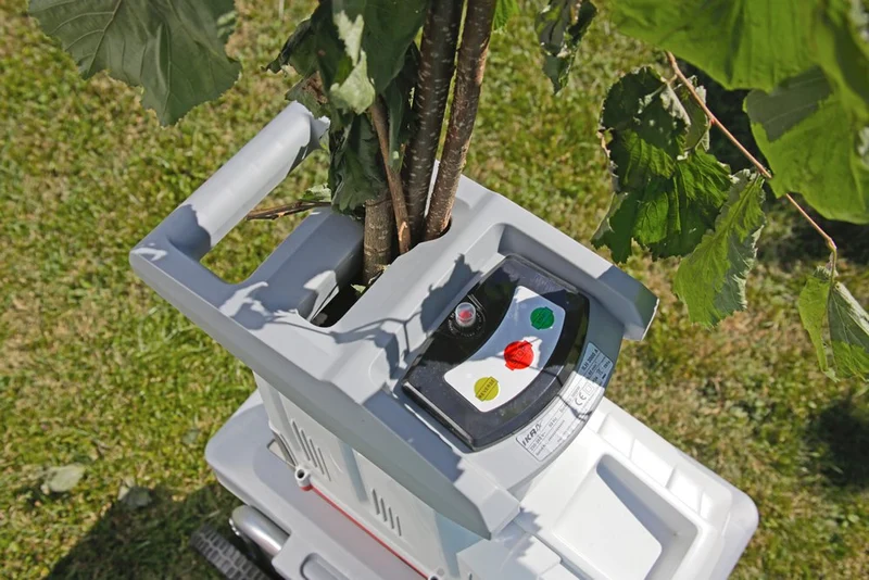 IKRA 81002880 Elektro Gartenhäcksler Walzenhäcksler ILH 3000 A, leise robust wartungsarm, Starke 3.000 Watt, Aststärke bis 44mm, 230 V