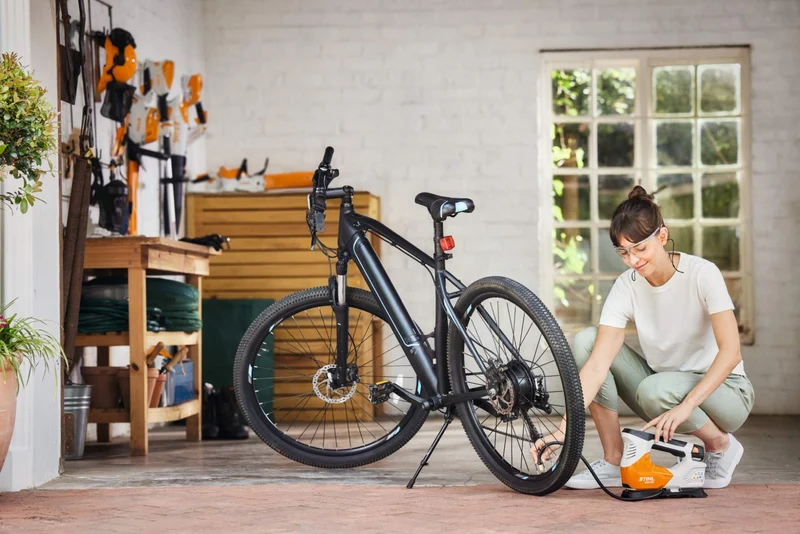 STIHL Akku-Kompressor Set KOA 20, mit Akku AS 2 und Ladegerät AL 1