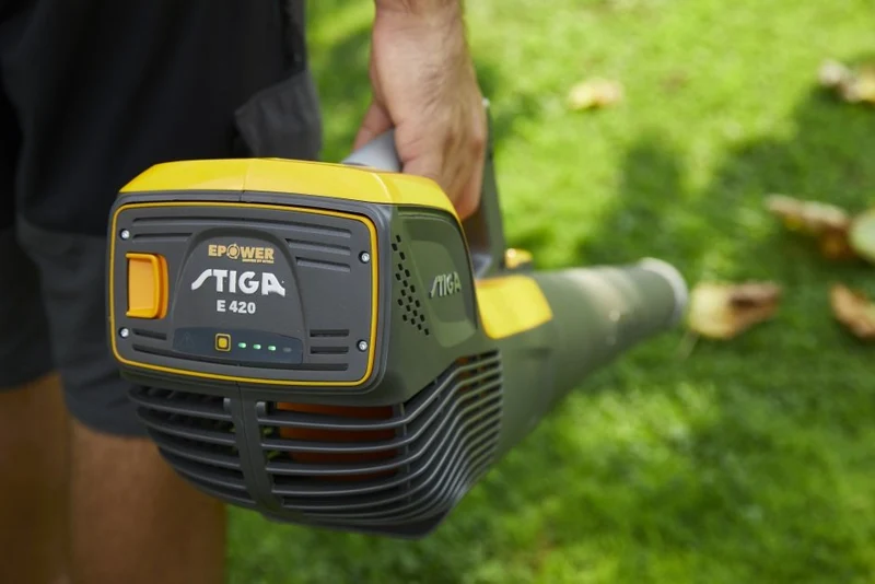 Stiga Akku Laubbläser BL 500e Kit - mit Akku und Ladegerät