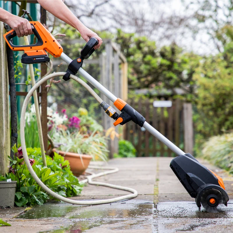 Yard Force 20V Akku-Terrassenreiniger LW CPC2 – 20 cm Arbeitsbreite, inkl. 20V 4,0 Ah Akku & Ladegerät, Wasseranschluss für Nassreinigung, 2 Geschwindigkeitsstufen