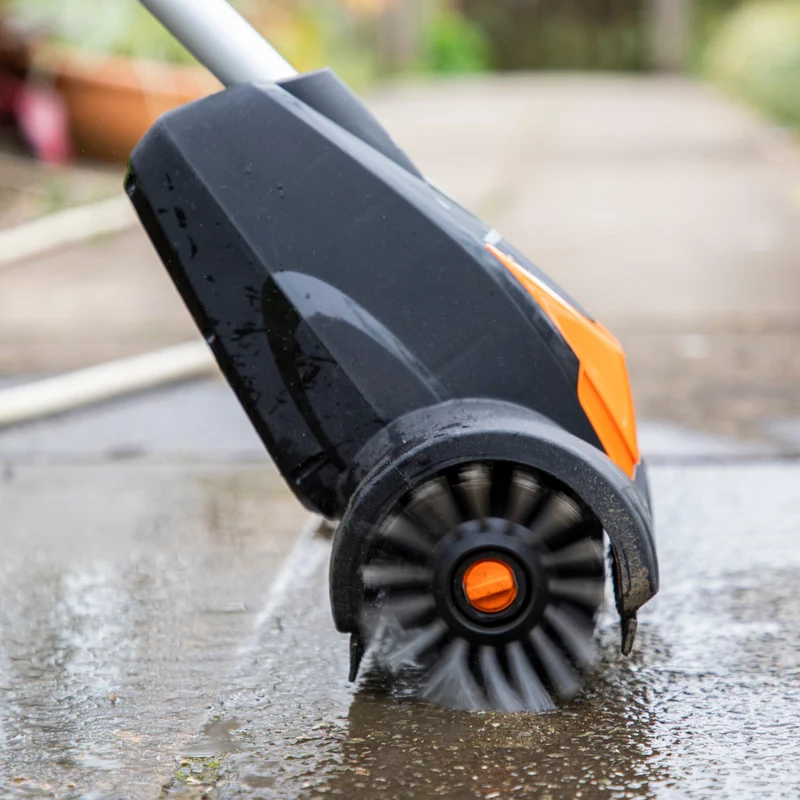 Yard Force 20V Akku-Terrassenreiniger LW CPC2 – 20 cm Arbeitsbreite, inkl. 20V 4,0 Ah Akku & Ladegerät, Wasseranschluss für Nassreinigung, 2 Geschwindigkeitsstufen