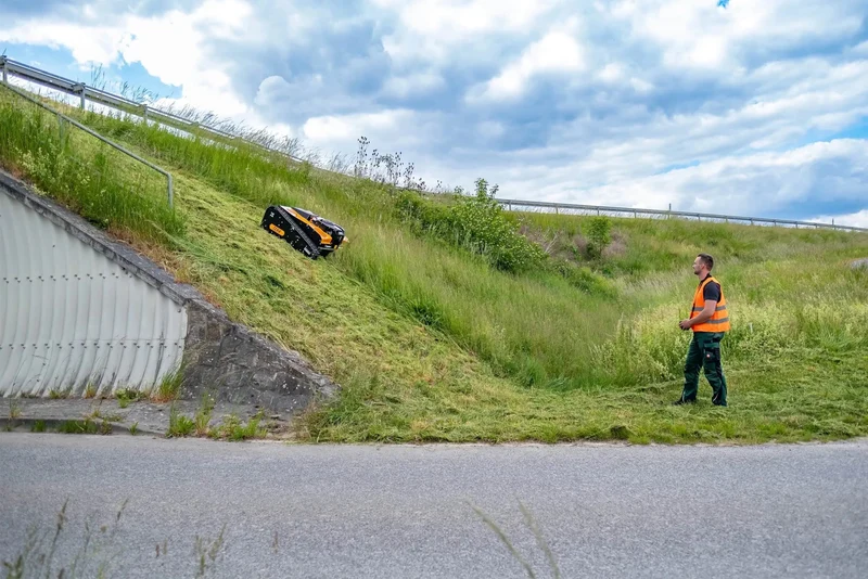 AS 990 Thar RC ferngesteuerte Mähraupe mit Sichelmesser