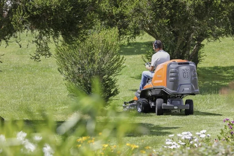 Husqvarna RC 318T Frontmäher mit 103cm Mähwerk