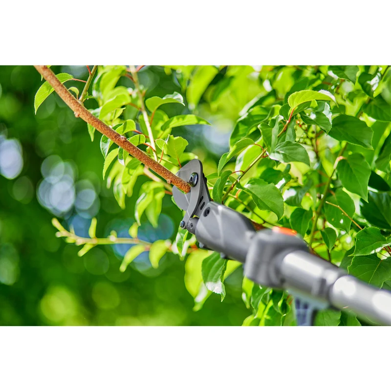 Gardena Akku-Teleskop-Baumschere HighCut 250/18V P4A / Ready-To-use / Set