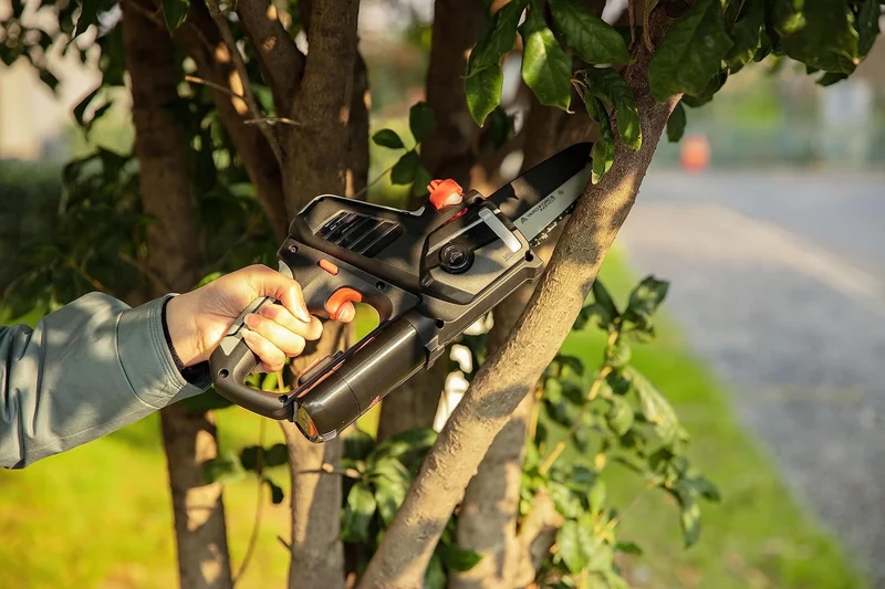 Yard Force iFlex LS F12 Mini-Kettensäge (12V, 4,0 Ah Akku) – Kompakte Akku-Handsäge (5" Schiene, 7 m/s) für präzisen Baumschnitt bis 100 mm