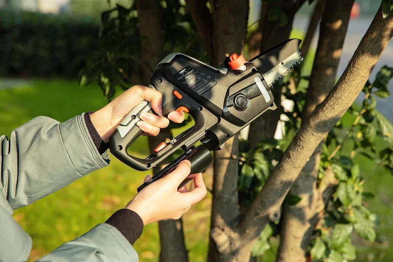 Yard Force iFlex LS F12 Mini-Kettensäge (12V, 4,0 Ah Akku) – Kompakte Akku-Handsäge (5" Schiene, 7 m/s) für präzisen Baumschnitt bis 100 mm