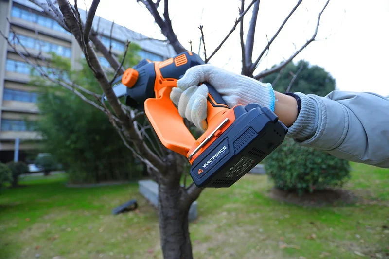 Yard Force LS C13 Akku-Handkettensäge 20V (13 cm, 2,0 Ah Akku) – Kompakte Mini-Kettensäge mit Kettenschnellspanner & 3,2 m/s für Äste bis 110 mm