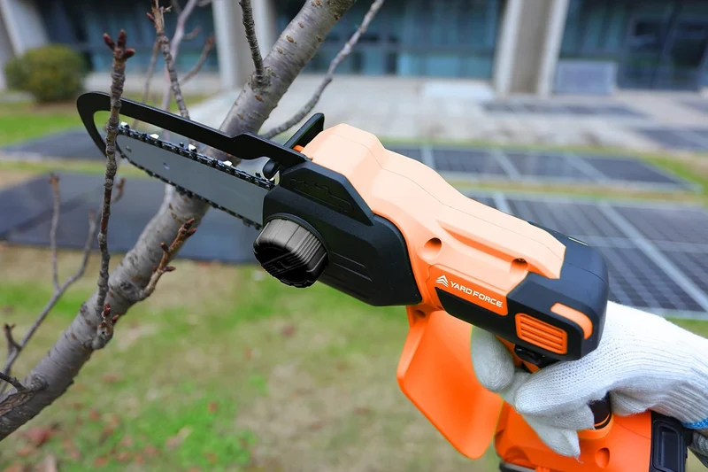 Yard Force LS C13 Akku-Handkettensäge 20V (13 cm, 2,0 Ah Akku) – Kompakte Mini-Kettensäge mit Kettenschnellspanner & 3,2 m/s für Äste bis 110 mm