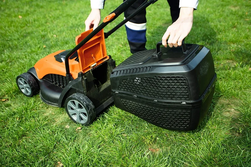 Yard Force LM C32A Akku-Rasenmäher 20V (32 cm Schnittbreite) – Kompakter Mäher inkl. 4,0 Ah Akku, bürstenlosem Motor & 30L Fangkorb für bis zu 200 m²