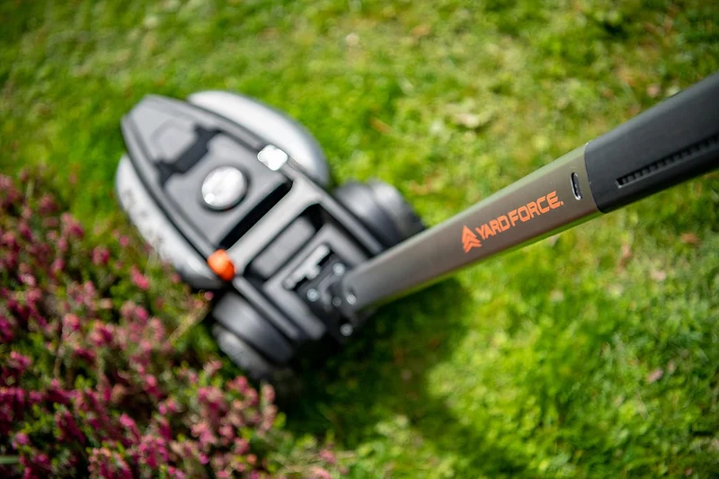 Yard Force iFlex LM F23 Kompakter Akku-Rasenmäher (12V 4Ah, 23 cm) – Wendiger Mulchmäher für Stadtgärten (bis 50 m²) mit 360°-Gelenk & Wechselgriff