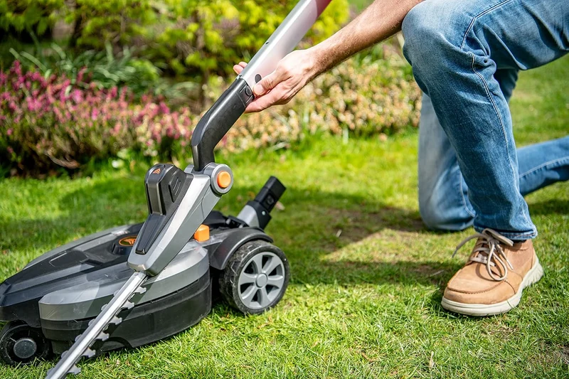 Yard Force iFlex LM F23BN 2-in-1 Akku-Rasenmäher & Rasentrimmer (23 cm, 12V 4Ah) – 360° Wendigkeit, bürstenloser Motor & Einhandbedienung