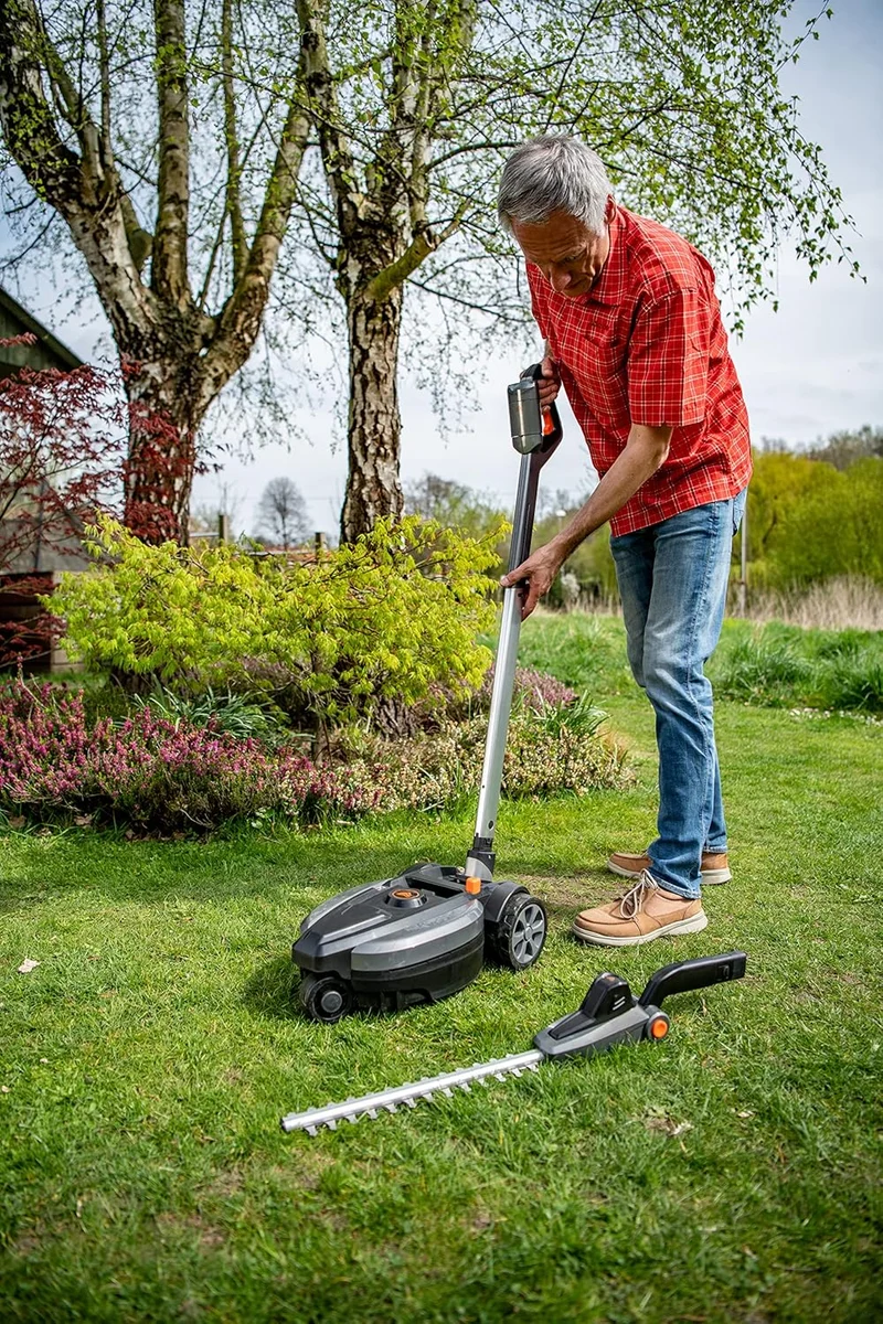 Yard Force iFlex 12V Akku-Heckenschere LH F35 inkl. 4,0 Ah Akku – Urban Gardening Langstiel-Heckenschere (170 cm, neigbarer Kopf, Klicksystem)