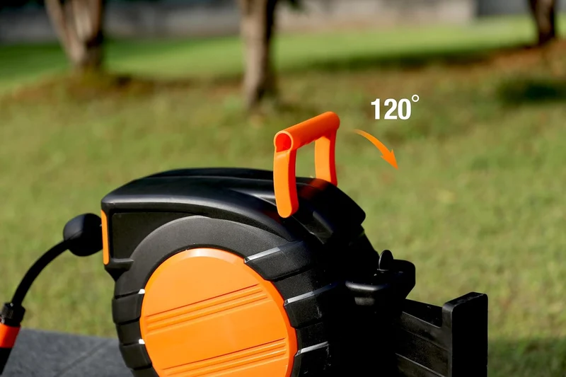 Yard Force HW HR20A Automatischer Schlauchaufroller (20 m) – Wand-Schlauchtrommel mit Auto-Rewind, 180° schwenkbar inkl. Sprühdüse & Anschluss-Kit