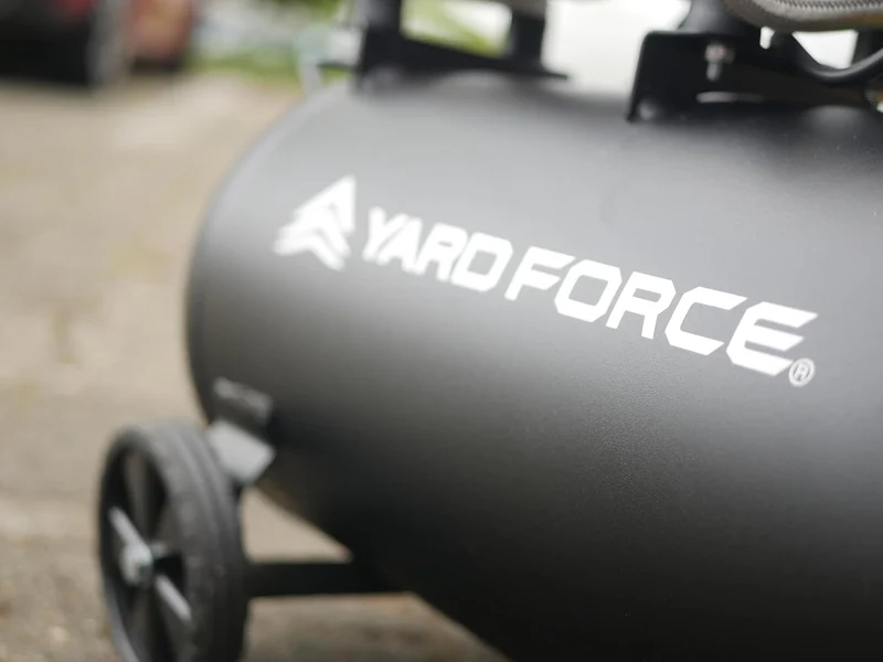 Yard Force EX ARC24 Silent Kompressor (24 L, 8 bar, 750 W) – Flüsterleiser, ölfreier Druckluftkompressor (67 dB) mit Druckregler & Rädern