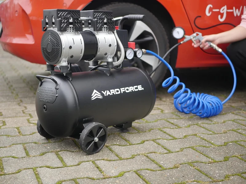 Yard Force EX ARC24 Silent Kompressor (24 L, 8 bar, 750 W) – Flüsterleiser, ölfreier Druckluftkompressor (67 dB) mit Druckregler & Rädern