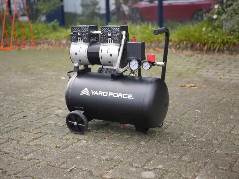 Yard Force EX ARC24 Silent Kompressor (24 L, 8 bar, 750 W) – Flüsterleiser, ölfreier Druckluftkompressor (67 dB) mit Druckregler & Rädern