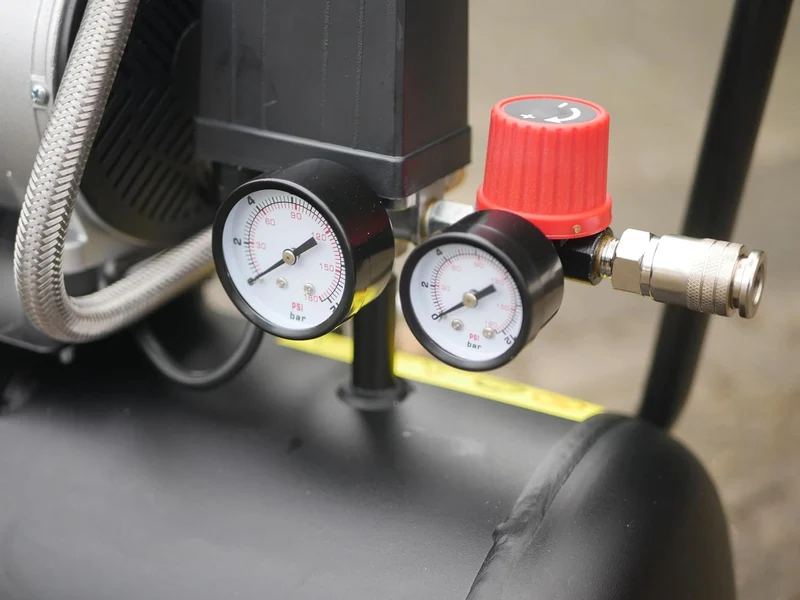 Yard Force EX ARC24 Silent Kompressor (24 L, 8 bar, 750 W) – Flüsterleiser, ölfreier Druckluftkompressor (67 dB) mit Druckregler & Rädern