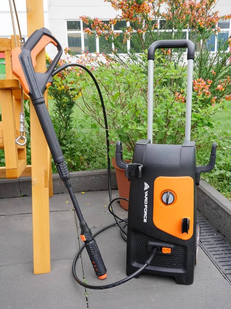 Yard Force EW U13B Hochdruckreiniger (1800 W, 135 bar, 450 l/h) – Kraftvoller Power-Reiniger mit Schlauchaufroller, Aluminiumpumpe & 6 m Schlauch