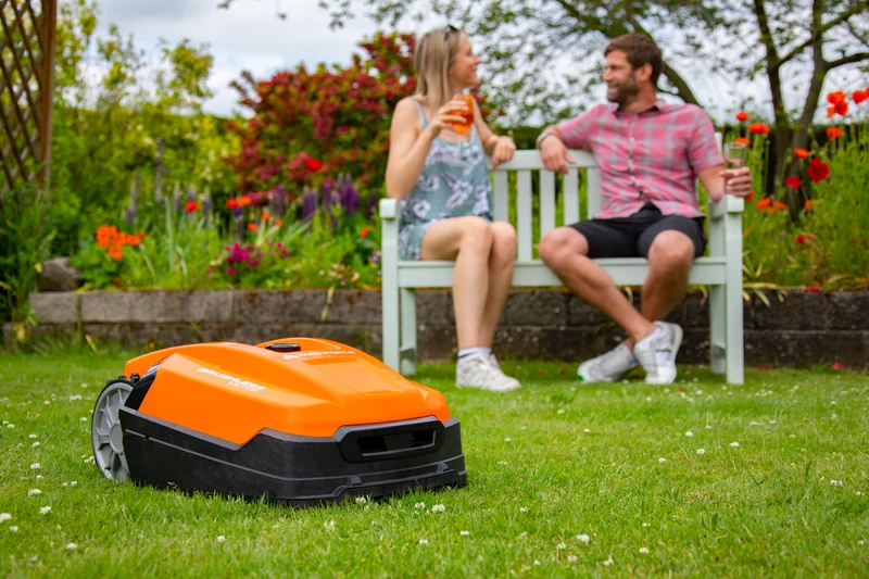 Yard Force Mähroboter Classic 500 – Für bis zu 500 m², 28V Akku, Kantenschneide-Funktion, Brushless Motor, 40% Steigung, Regensensor