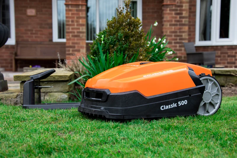 Yard Force Mähroboter Classic 500 – Für bis zu 500 m², 28V Akku, Kantenschneide-Funktion, Brushless Motor, 40% Steigung, Regensensor