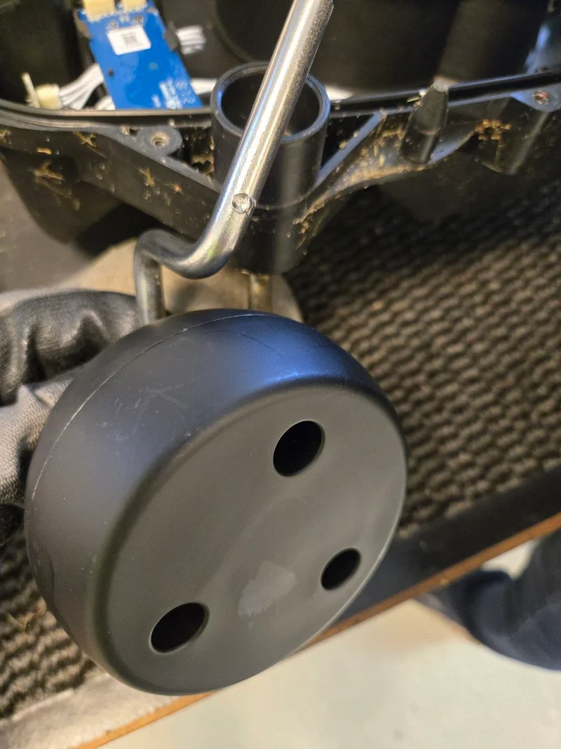 Vorderrad austauschen für Mähroboter Cramer, Greenworks, Powerworks (alle Modelle P3, P5, P10, P15)
