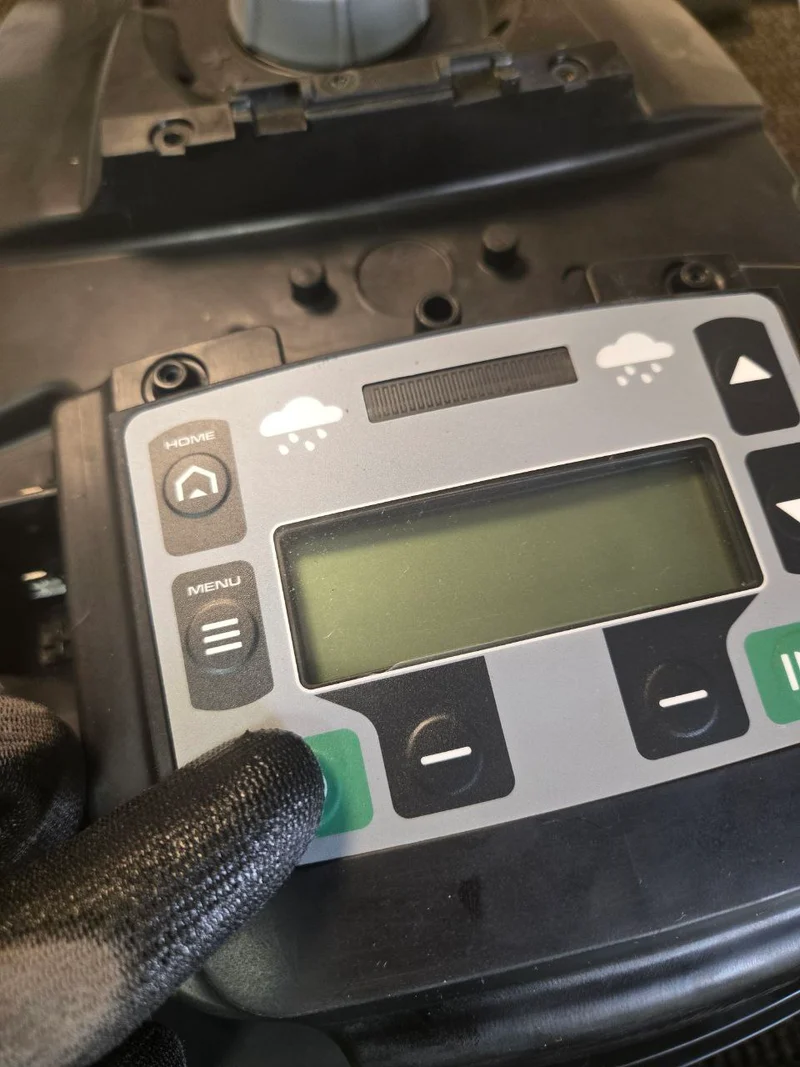 Tastaturfolie austauschen für Mähroboter solo by AL-KO (Modelle: 450W, 520W, 700E+W, 822W, 1200W, 1423W, 2000W, 2323W) und AL-KO (300E, 350W, 500E+W, 550W, 800W, 1150W, 1300W)