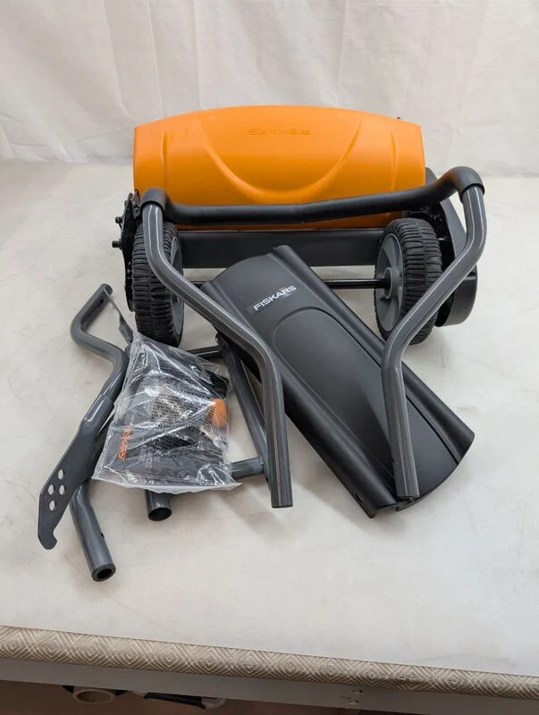 B-Ware Fiskars Spindelmäher Rasenmäher Momentum umweltschonend ergonomisch 46cm grün