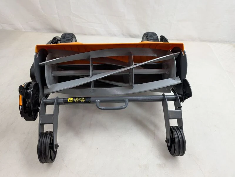 B-Ware Fiskars Spindelmäher Rasenmäher Momentum umweltschonend ergonomisch 46cm grün